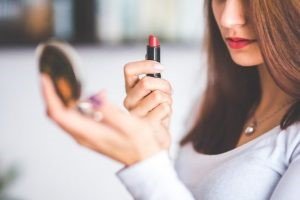 Read more about the article How To Put On Lip Makeup