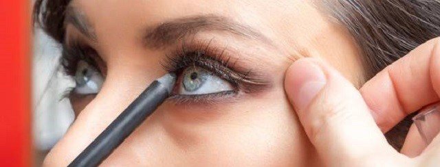 Read more about the article How To Use An Eyeliner