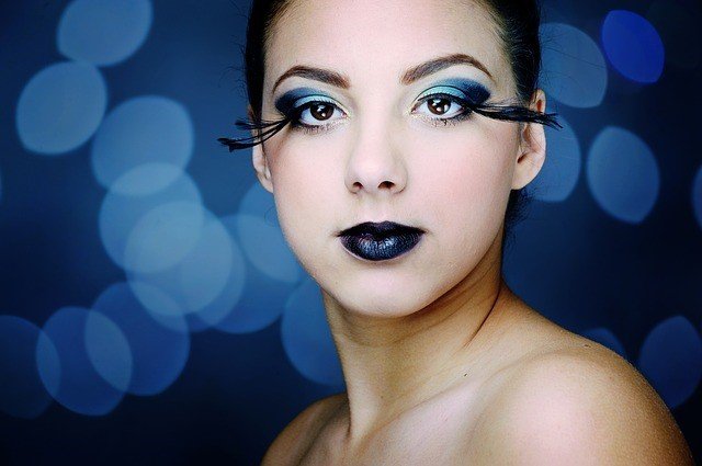 Read more about the article How to Put On Eye Makeup